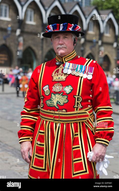 yeoman warders uniform.